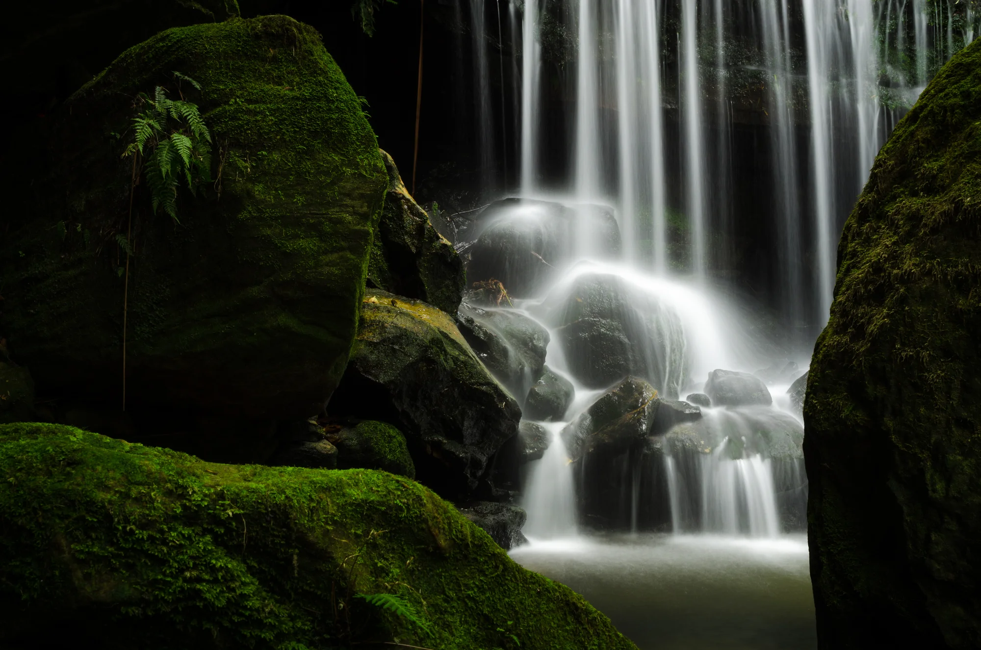 Beautiful waterfall framed by rocks and green moss in the Blue Mountains, Sydney.