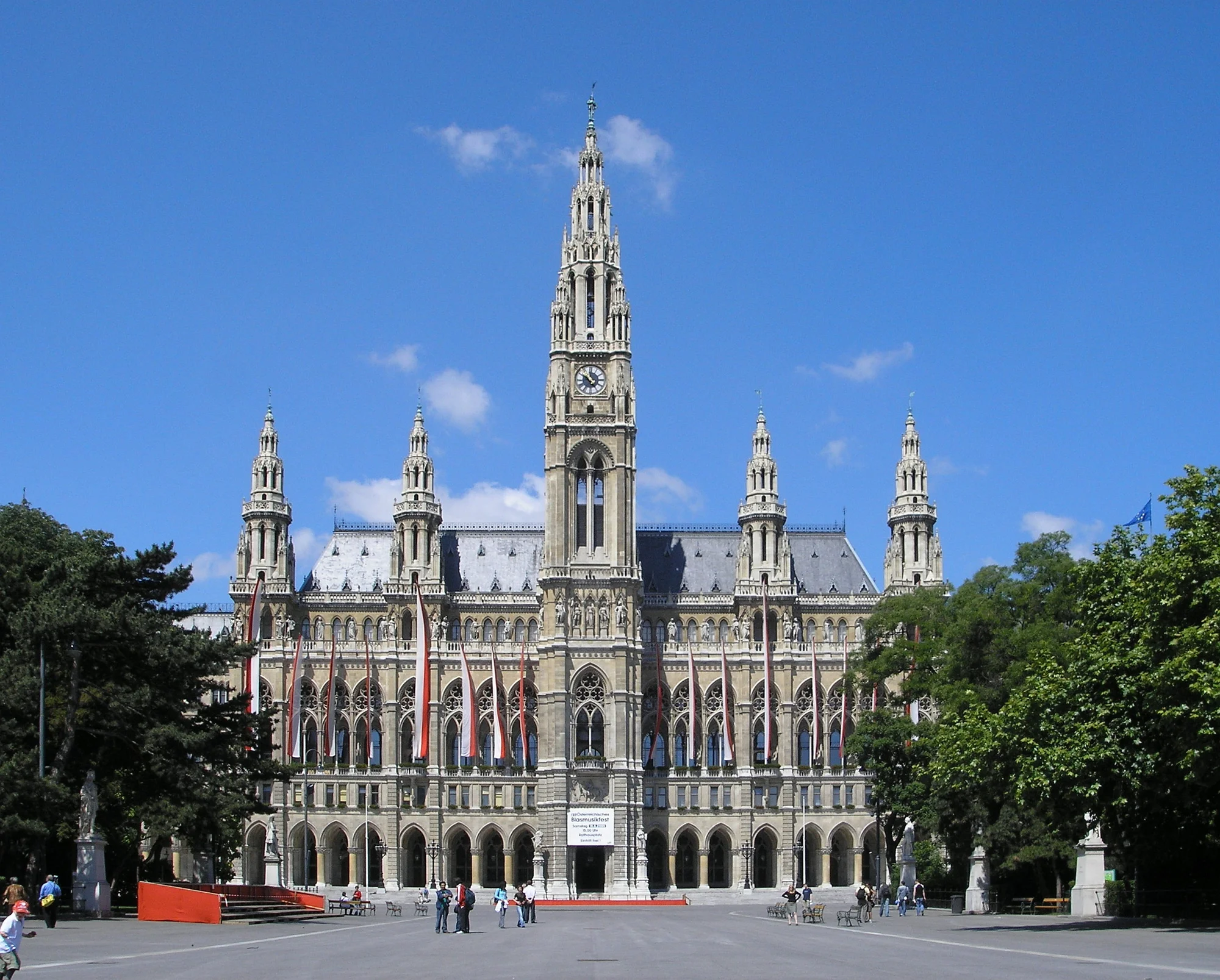 Image of Vienna City Hall showcasing its impressive gothic architecture.