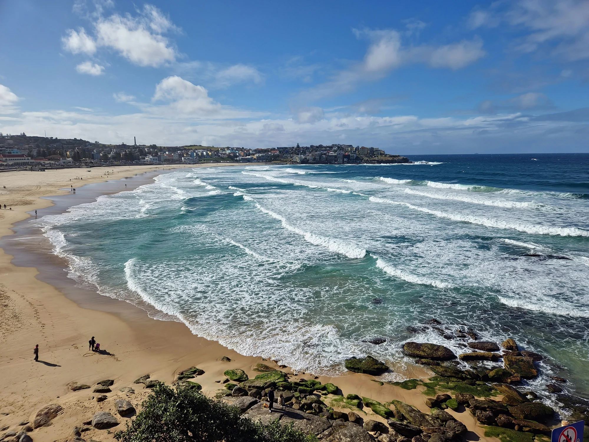 Bondi Beach in Sydney, Australia; landscape with waves and clear sky, perfect for tourist visits.